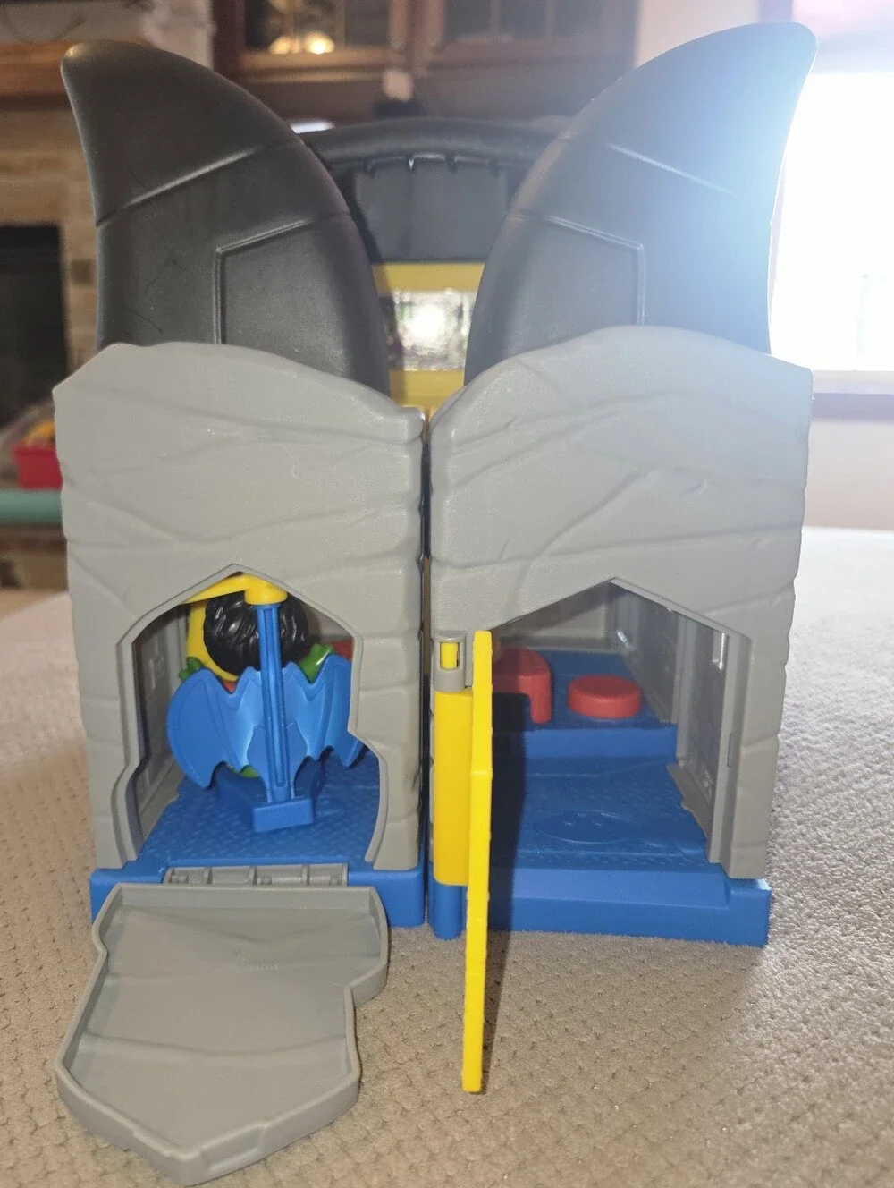 2019 Fisher-Price Little People DC Super Friends Batcave Playset Batman Robin